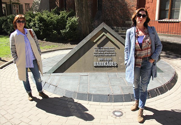 213-Памятныи знак у баррикад